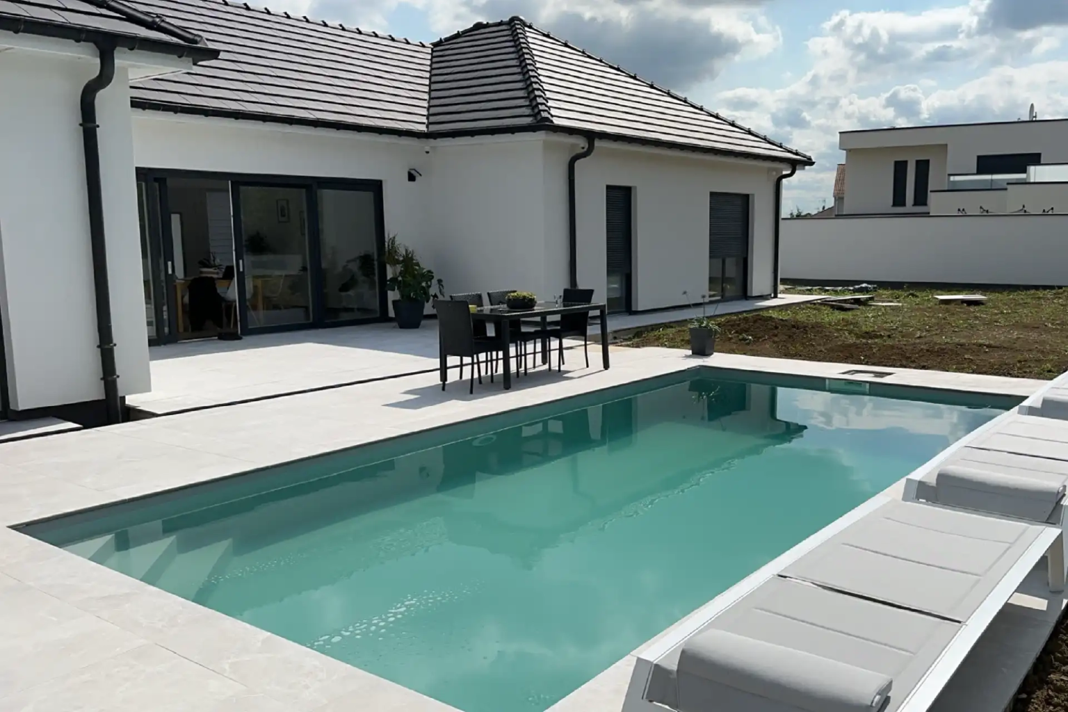 Livraison piscine enterrée en blocs polystyrène, pose liner, margelle et dalle terrasse