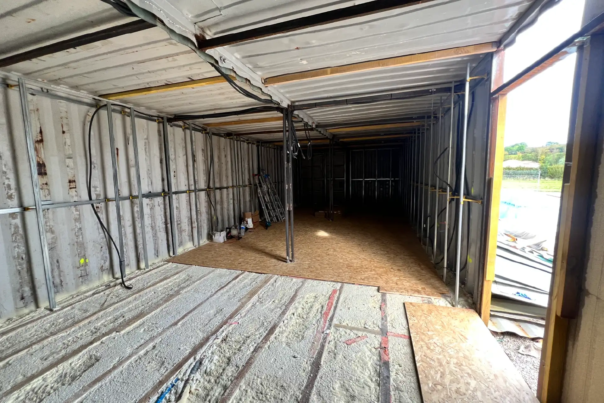 Conteneur maritime - Isolation projetée - Plancher bois